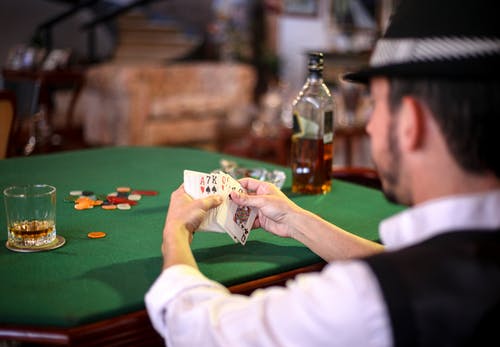 Navigating Hold’em: Simple Play, Intriguing Odds