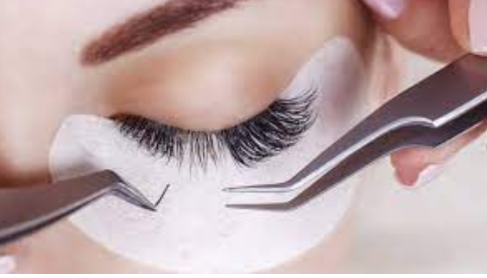 Certify Your Skills with Eyelash Extension Certification in Miami